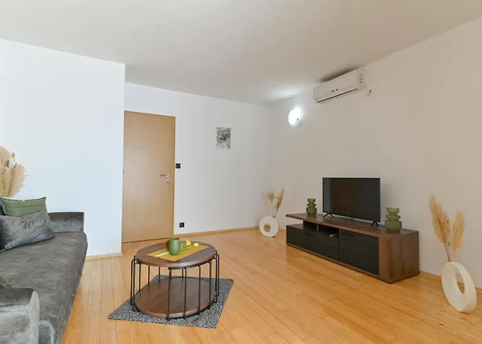 Stunning In Okrug Gornji Appartement Trogir