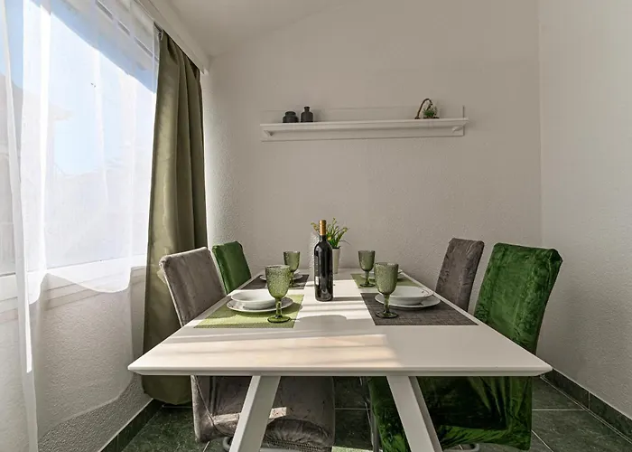 Stunning In Okrug Gornji Appartement *