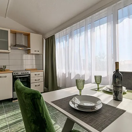 Lägenhet Stunning In Okrug Gornji