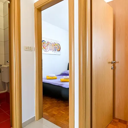 Apartment Lovely In Okrug Gornji With Wifi *